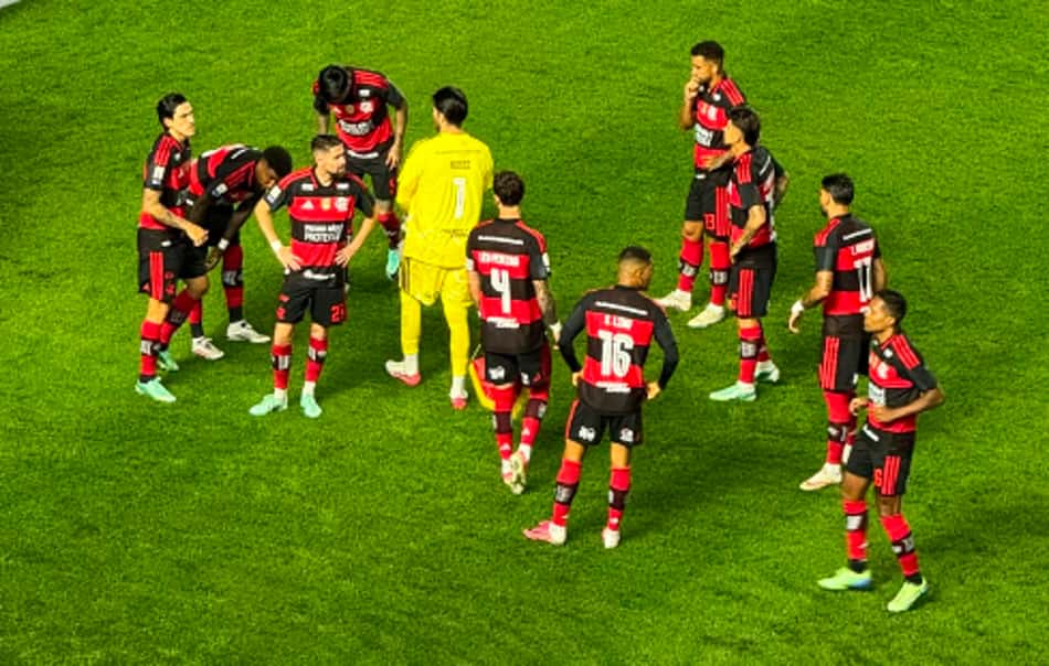 Jogadores do Flamengo perfilados na Vila Belmiro
