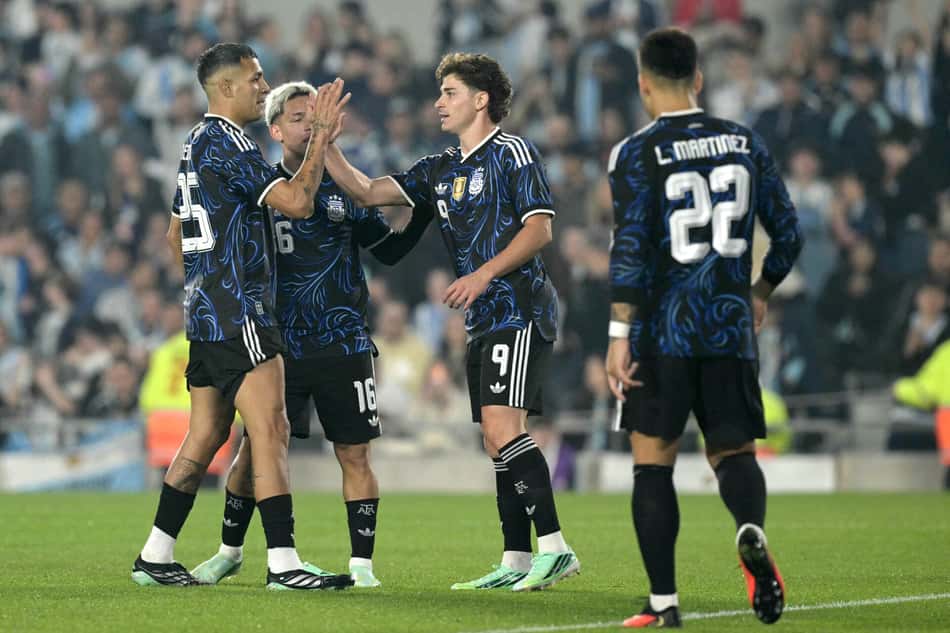 Jogadores da Argentina celebram gol contra o Burkina Faso