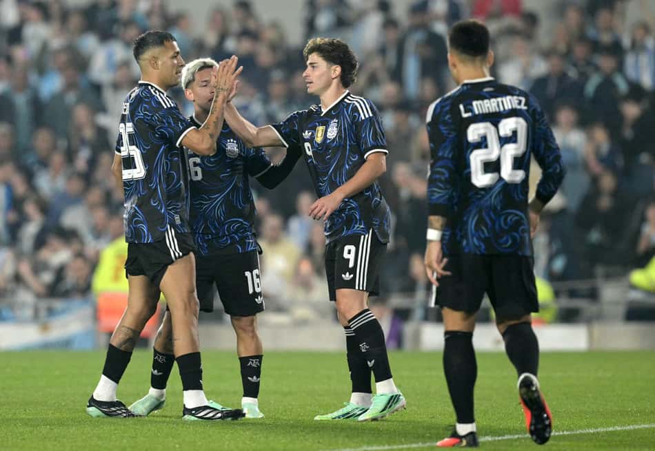 Jogadores da Argentina celebram gol contra o Burkina Faso