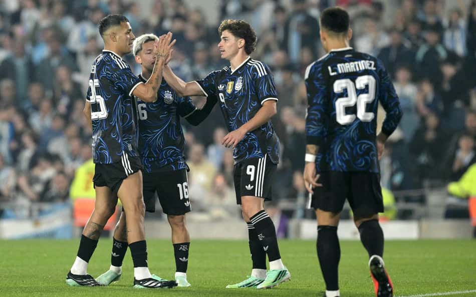 Jogadores da Argentina celebram gol contra o Burkina Faso