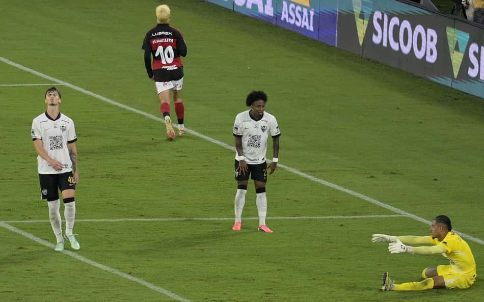 Jogadores do Atlético lamentam gol sofrido para o Flamengo (Foto: Dhavid Normando/Código 19/Folhapress)