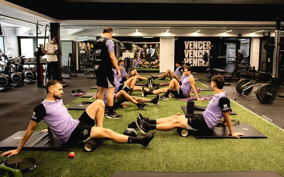 Jogadores do Atlético na academia do CT (Foto: Pedro Souza / Atlético)
