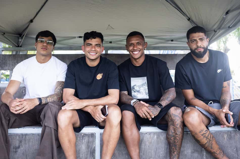 Quatro jogadores do Cruzeiro sentados em banco sob tenda, durante Sub-20 Cruzeiro x Atlético-MG na Toca da Raposa 2.