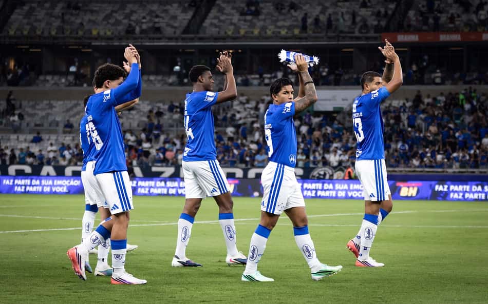 Jogadores do Cruzeiro saúdam a torcida