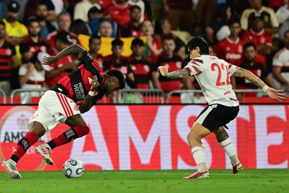 Emerson Royal e Alexis Castro disputando bola em Flamengo e Estudiantes em partida de volta das semiginais da Libertadores