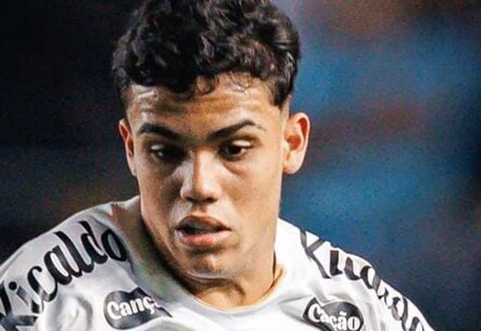 Dois jogadores disputam a bola em empate entre Santos e Palmeiras.John Arias e Gustavinho no empate entre Santos e Palmeiras