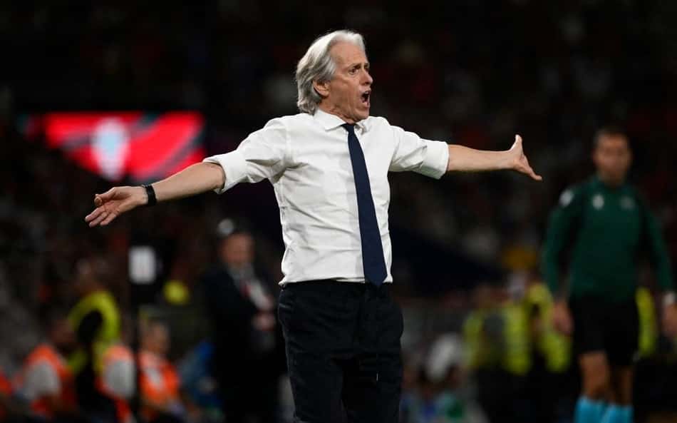 Jorge Jesus durante Portugal x Noruega pela Liga das Nações (Foto: Miguel RIOPA / AFP)