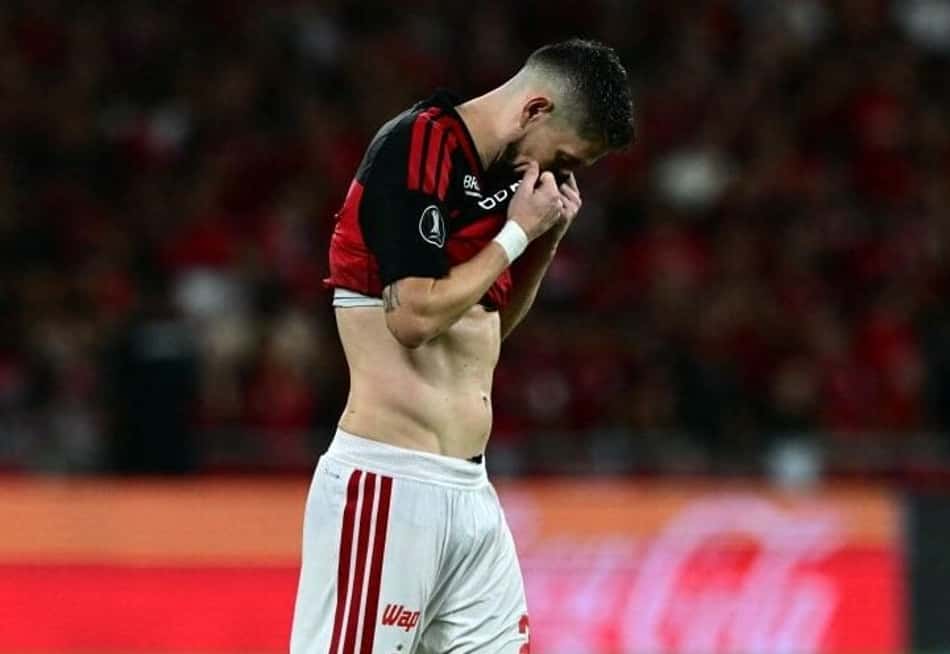 Jorginho desolado após perder o pênalti contra Estudiantes.