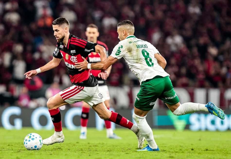 Jorginho é perseguido por Andreas Pereira enquanto conduz a bola em Flamengo x Palmeiras, pelo Brasileirão