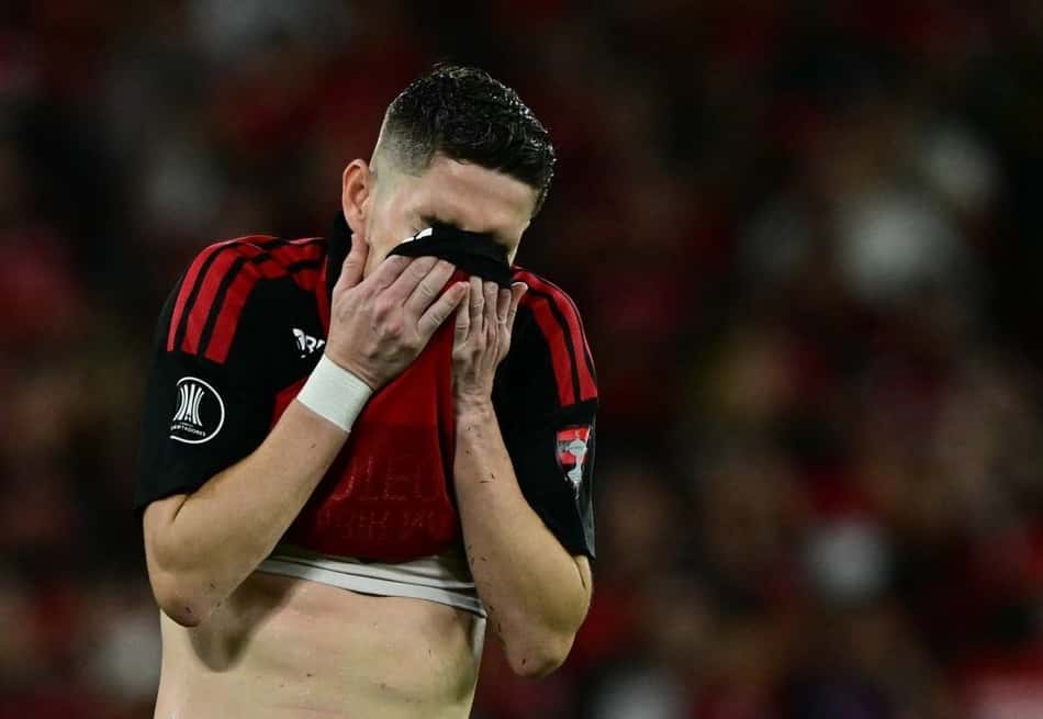 Jorginho, do Flamengo, cobre o rosto após pênalti perdido em Flamengo x Estudiantes.