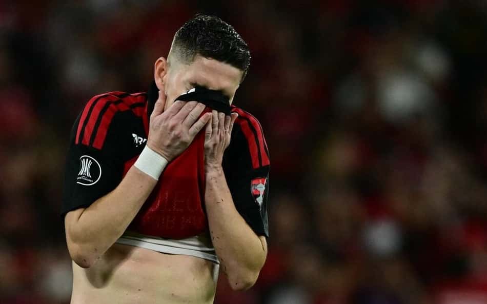 Jorginho, do Flamengo, cobre o rosto após pênalti perdido em Flamengo x Estudiantes.