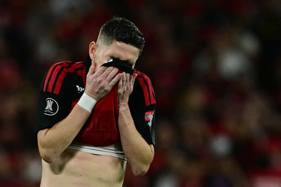 Jorginho, do Flamengo, cobre o rosto após pênalti perdido em Flamengo x Estudiantes.
