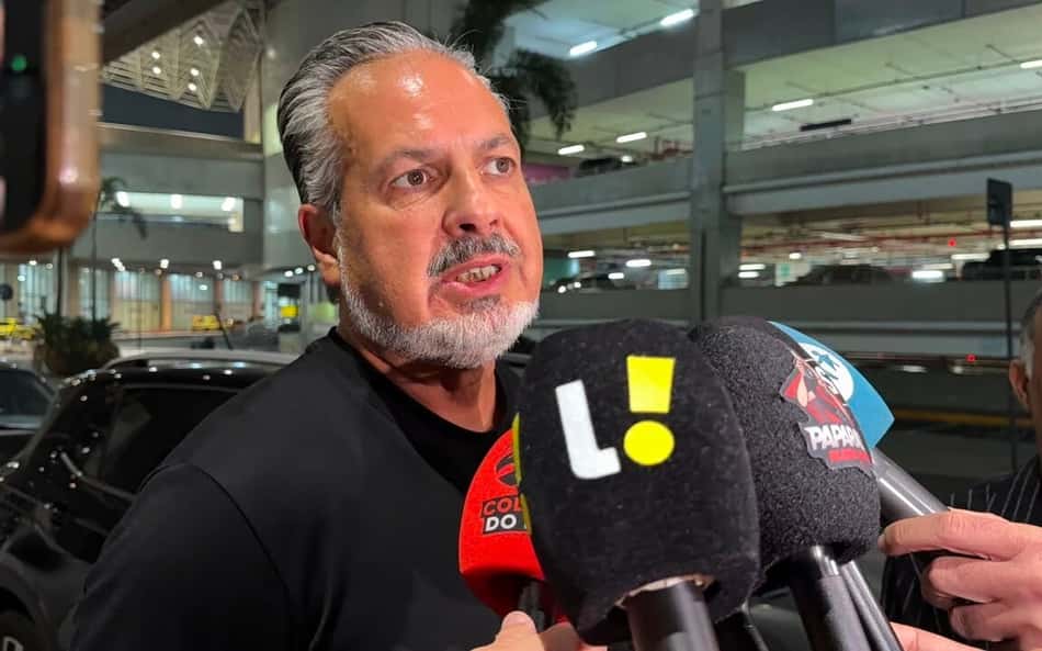José Boto cercado de microfones em entrevista no Galeão