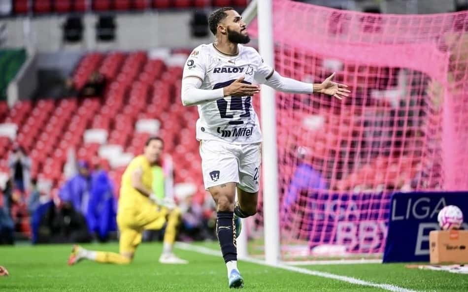 Juninho comemora gol marcado pelo Pumas na Liga MX