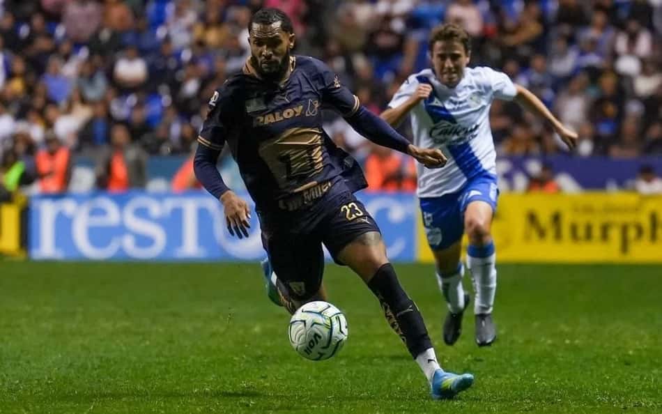Juninho em ação pelo Pumas contra o Puebla, na Liga MX
