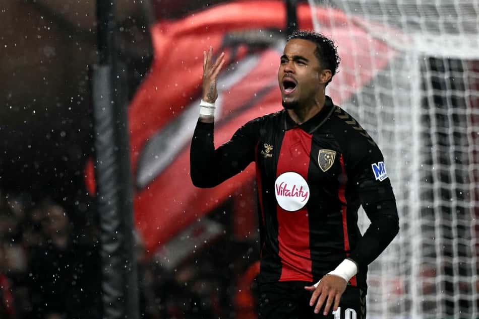 Justin Kluivert comemorando o gol pelo Bournemouth contra o Milan, na Europa League