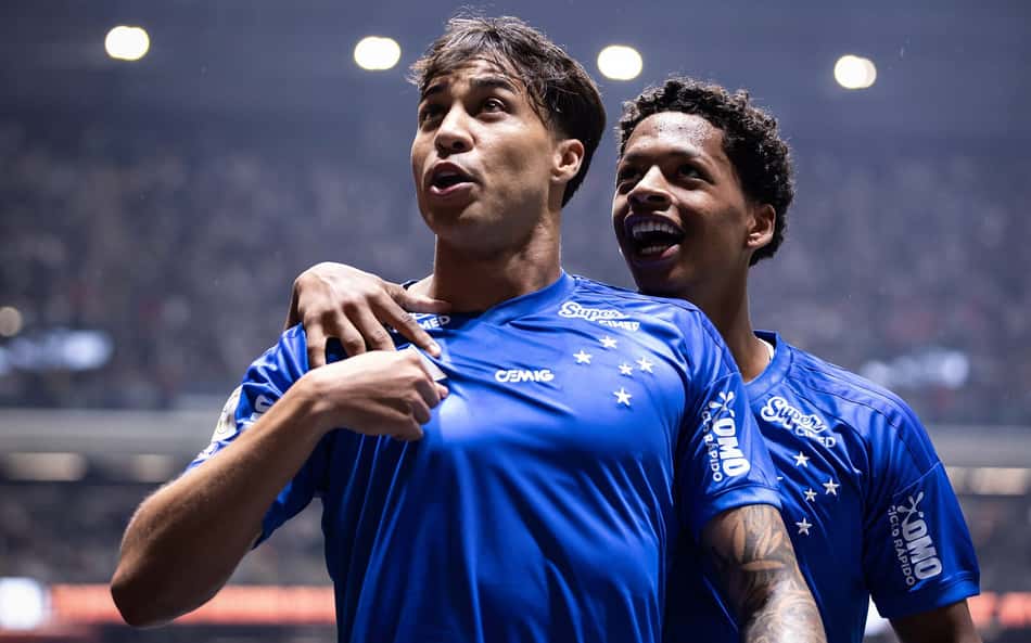 Dois jogadores do Cruzeiro celebram durante Atlético-MG x Cruzeiro na Arena MRV.