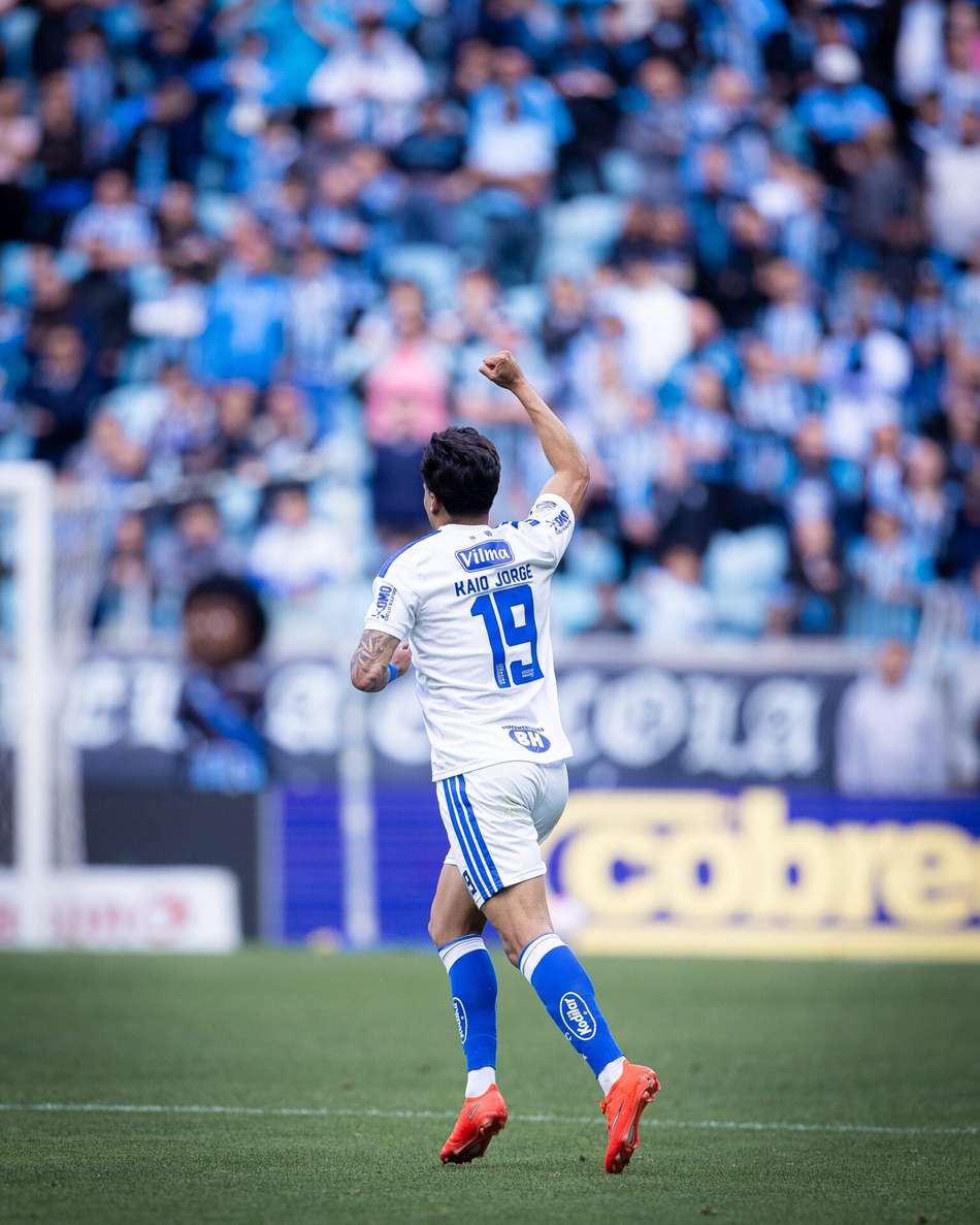 Kaio Jorge, nº 19, comemora gol contra o Grêmio em estádio cheio.