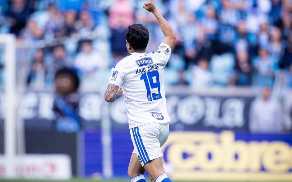 Kaio Jorge, nº 19, comemora gol contra o Grêmio em estádio cheio.