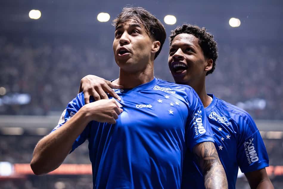 Jogadores do Cruzeiro comemoram gol contra o Atlético-MG pelo Brasileirão na Arena MRV.