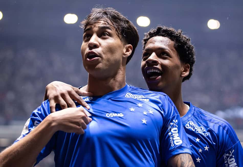 Jogadores do Cruzeiro comemoram gol contra o Atlético-MG pelo Brasileirão na Arena MRV.