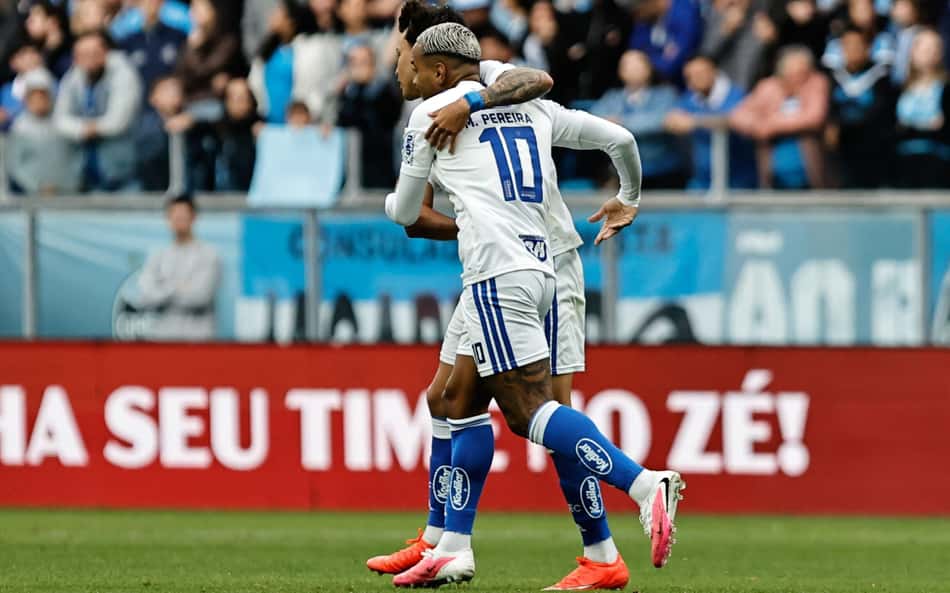 Kaio Jorge e Matheus Pereira comemorando gol