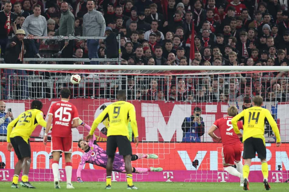 Kane cobra pênalti e acerta o travessão em Bayern de Munique x Dortmund