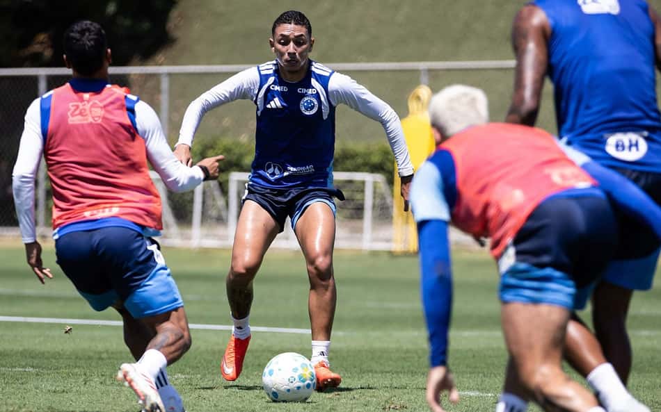 Kauã Moraes em treino na Toca da Raposa II