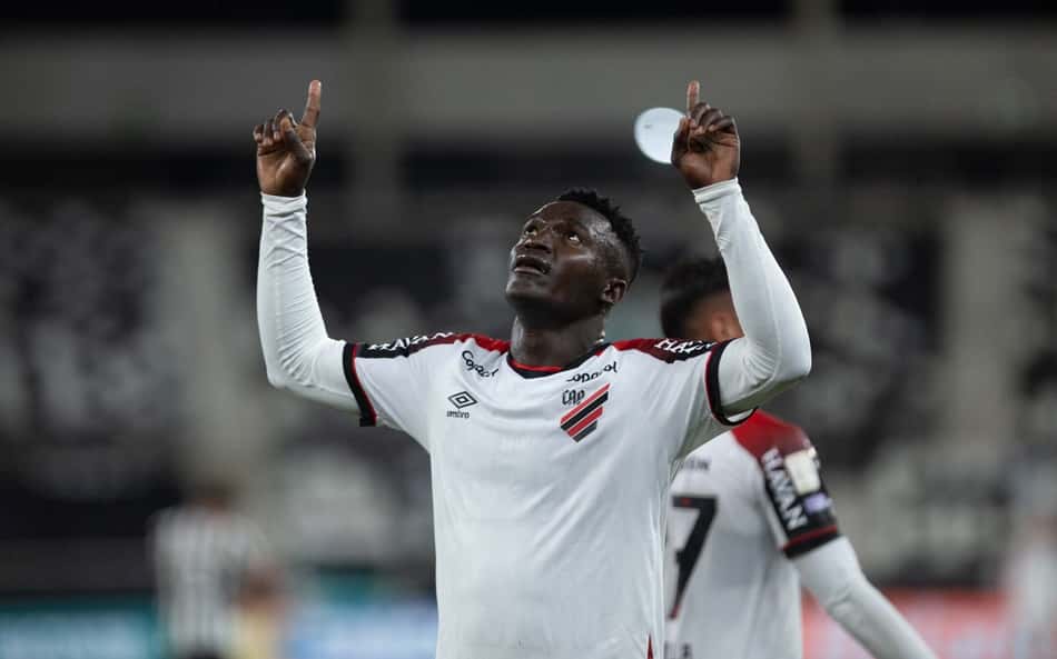 Kevin Viveros, artilheiro do Brasileirão, comemora um de seus gols pelo Athletico-PR