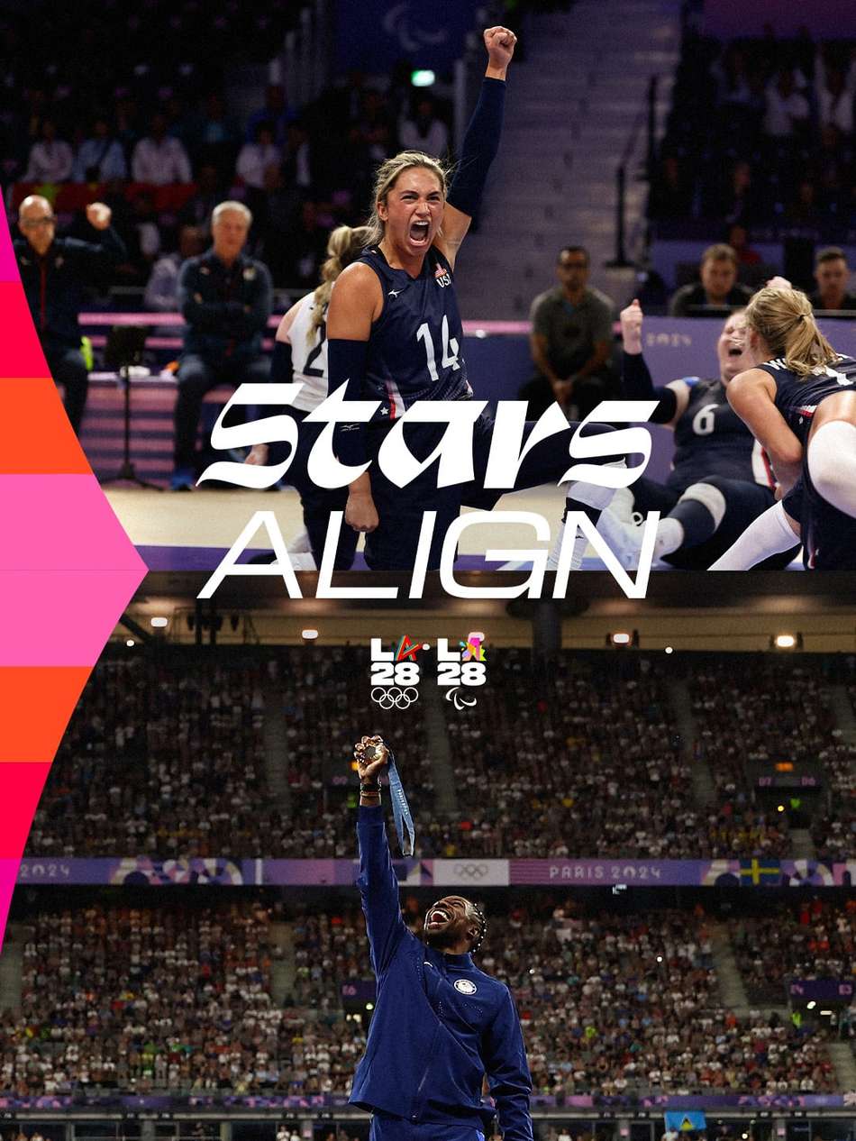 Atletas celebrando na quadra com o slogan Stars Align e logos LA28 anunciando Olimpíadas e Paralimpíadas LA28 (Foto: Reprodução/X/LA28)