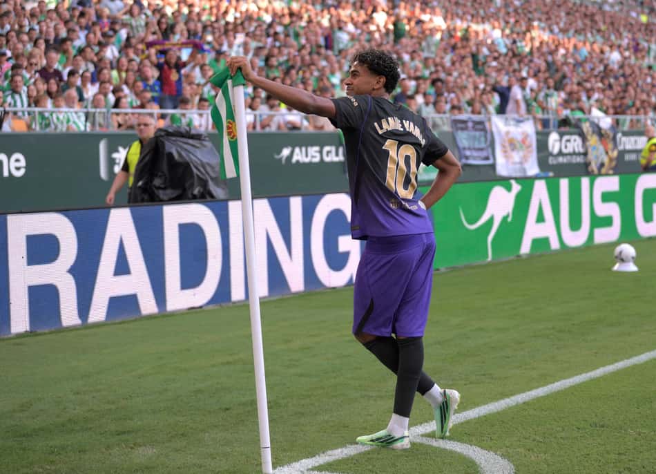 Lamine Yamal apoiado na bandeira de escanteio em Betis x Barcelona 