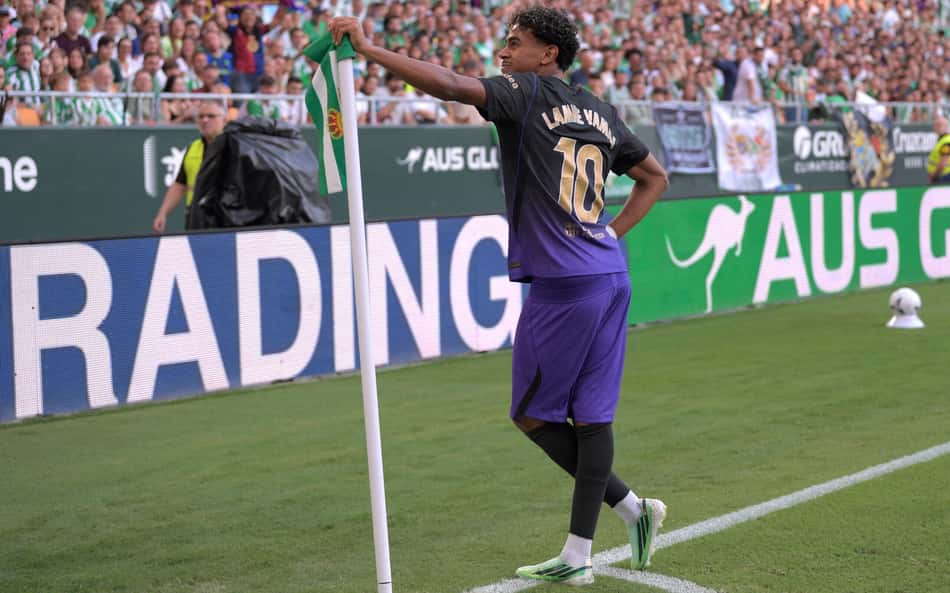 Lamine Yamal apoiado na bandeira de escanteio em Betis x Barcelona