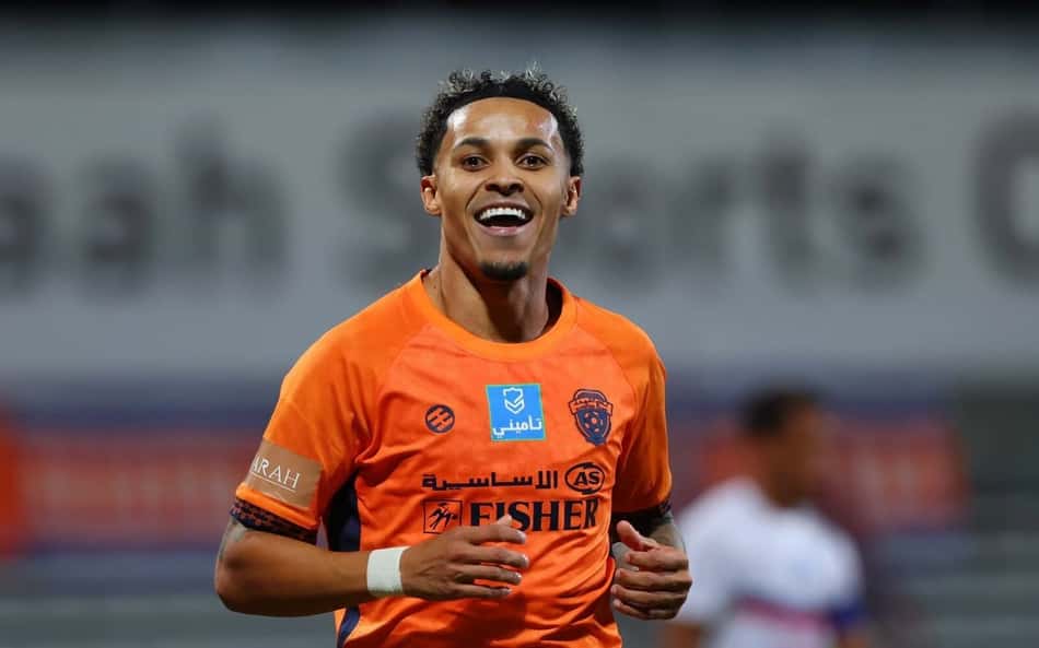 Lázaro com a camisa laranja o Al Fayha
