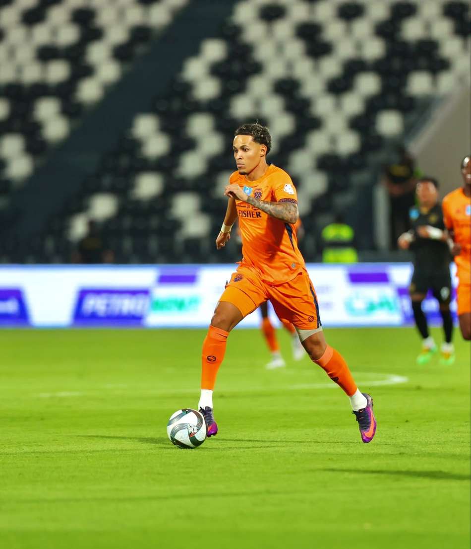 Lázaro com a camisa laranja do Al Fayha