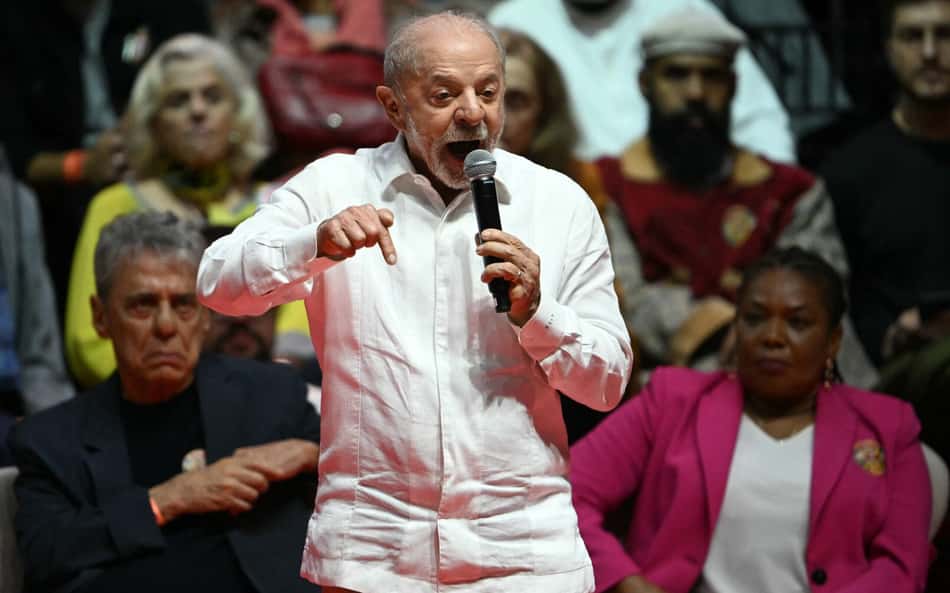 Lula em evento com microfone na mão