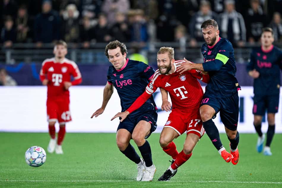 Laimer, do Bayern de Munique, disputa bola com jogadores do Viking