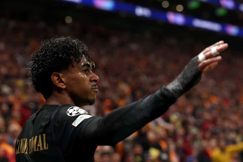 Lamine Yamal gesticula durante vitória do Barcelona sobre o Galatasaray na Champions League