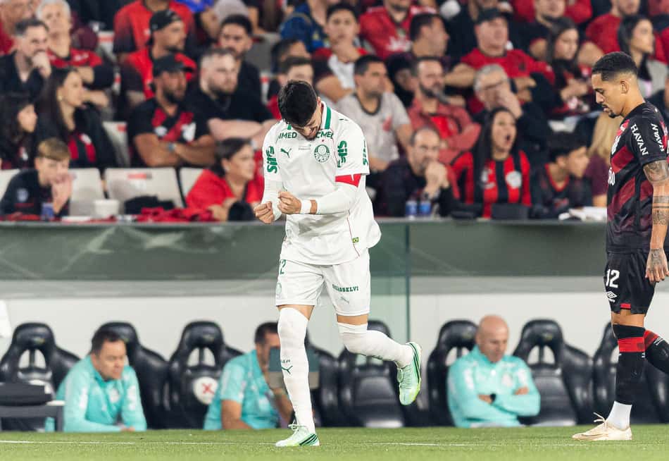Lateral-esquerdo comemora gol marcado em Palmeiras x Athletico-PR (Foto: Paulo De Tarso/AGIF/Folhapress)