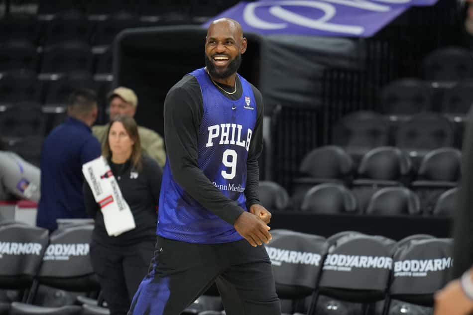 O jogador do Philadelphia 76ers, LeBron James (nº 23), sorri durante um treino no Wells Fargo Center, em Filadélfia, Pensilvânia, em 3 de outubro de 2026 (Foto: Jesse D. Garrabrant / Nbae / Getty Images / Getty Images via Afp)