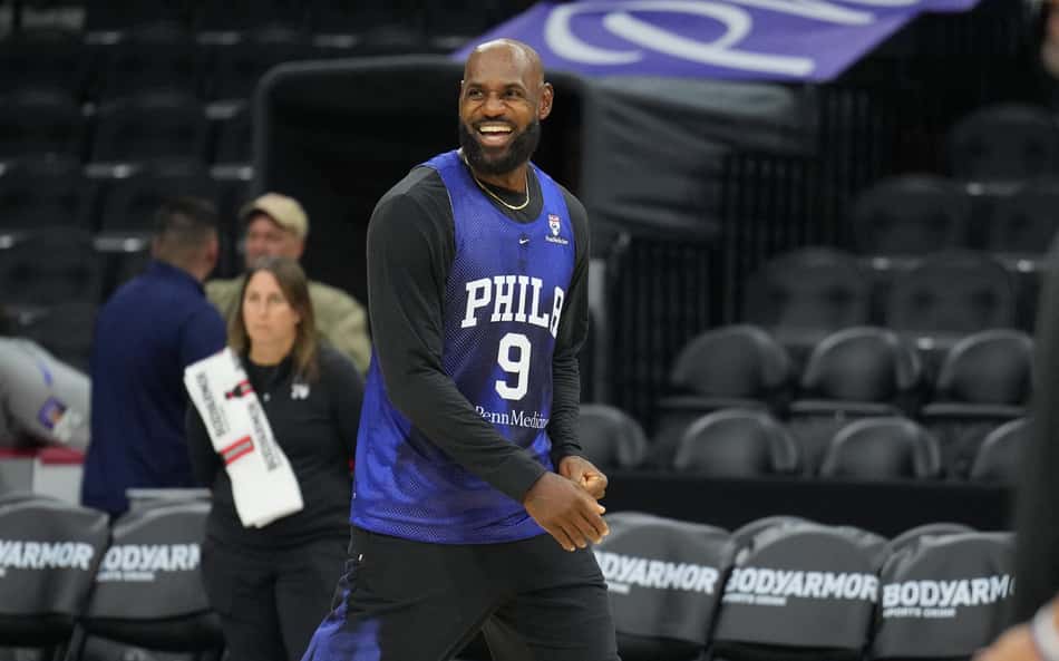 O jogador do Philadelphia 76ers, LeBron James (nº 23), sorri durante um treino no Wells Fargo Center, em Filadélfia, Pensilvânia, em 3 de outubro de 2026 (Foto: Jesse D. Garrabrant / Nbae / Getty Images / Getty Images via Afp)