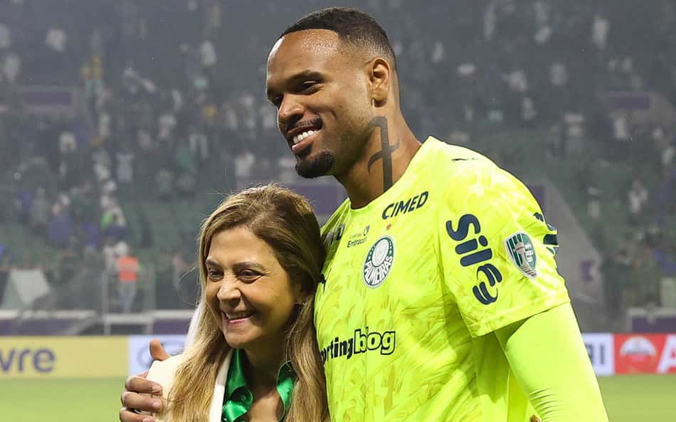 Lelia Pereira e Carlos Miguel celebram a vaga na final da Libertadores; ele, goleiro do Palmeiras, posa sorrindo.