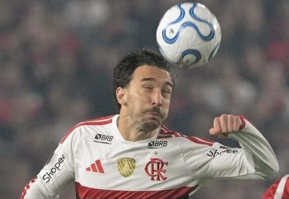Leo Ortiz disputa a bola com Guido Carrillo do Estudiantes no empate do Flamengo