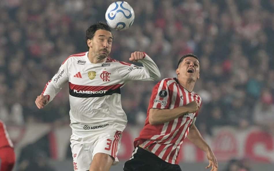 Leo Ortiz disputa a bola com Guido Carrillo do Estudiantes no empate do Flamengo
