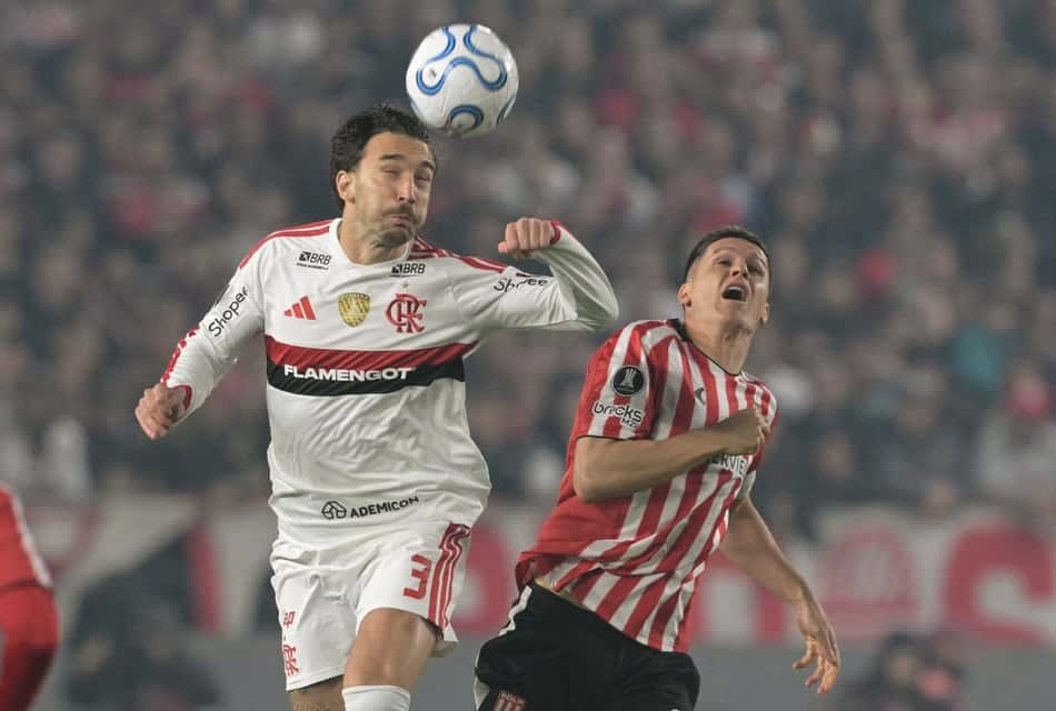 Leo Ortiz disputa a bola com Guido Carrillo do Estudiantes no empate do Flamengo