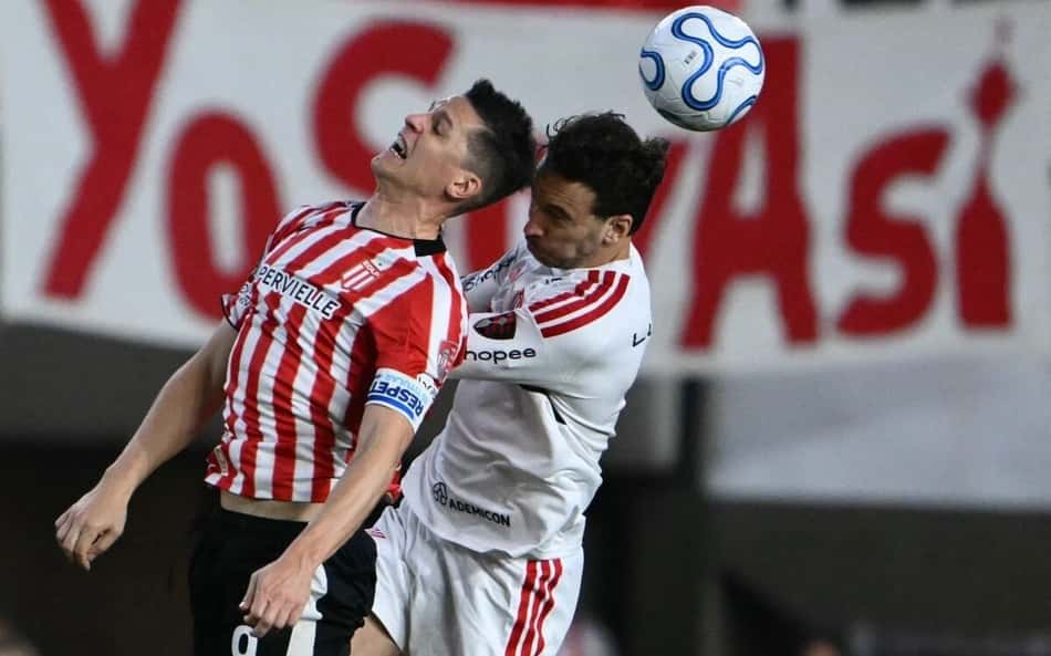 Leo Ortiz disputa a bola com Guido Carrillo do Estudiantes no empate do Flamengo