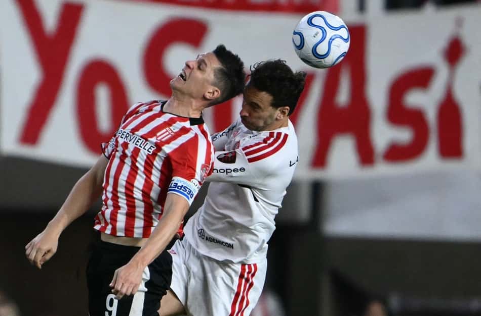 Leo Ortiz disputa a bola com Guido Carrillo do Estudiantes no empate do Flamengo