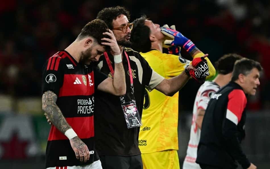 Leo Pereira desolado depois do adeus do Flamengo na Libertadores