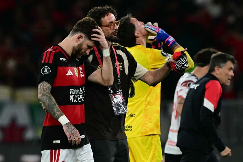 Leo Pereira desolado depois do adeus do Flamengo na Libertadores