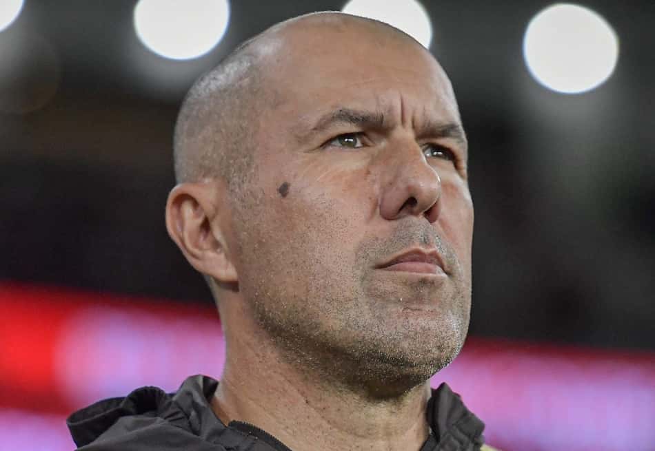 Leonardo Jardim com casaco marrom do Flamengo