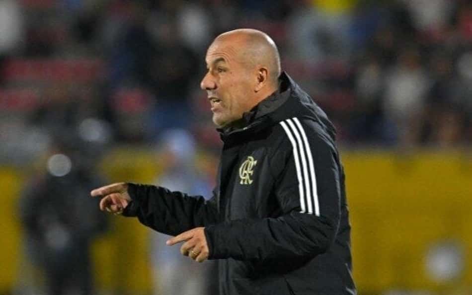 Leonardo Jardim instrui jogadores do Flamengo na partida contra o Independiente del Valle pela Libertadores
